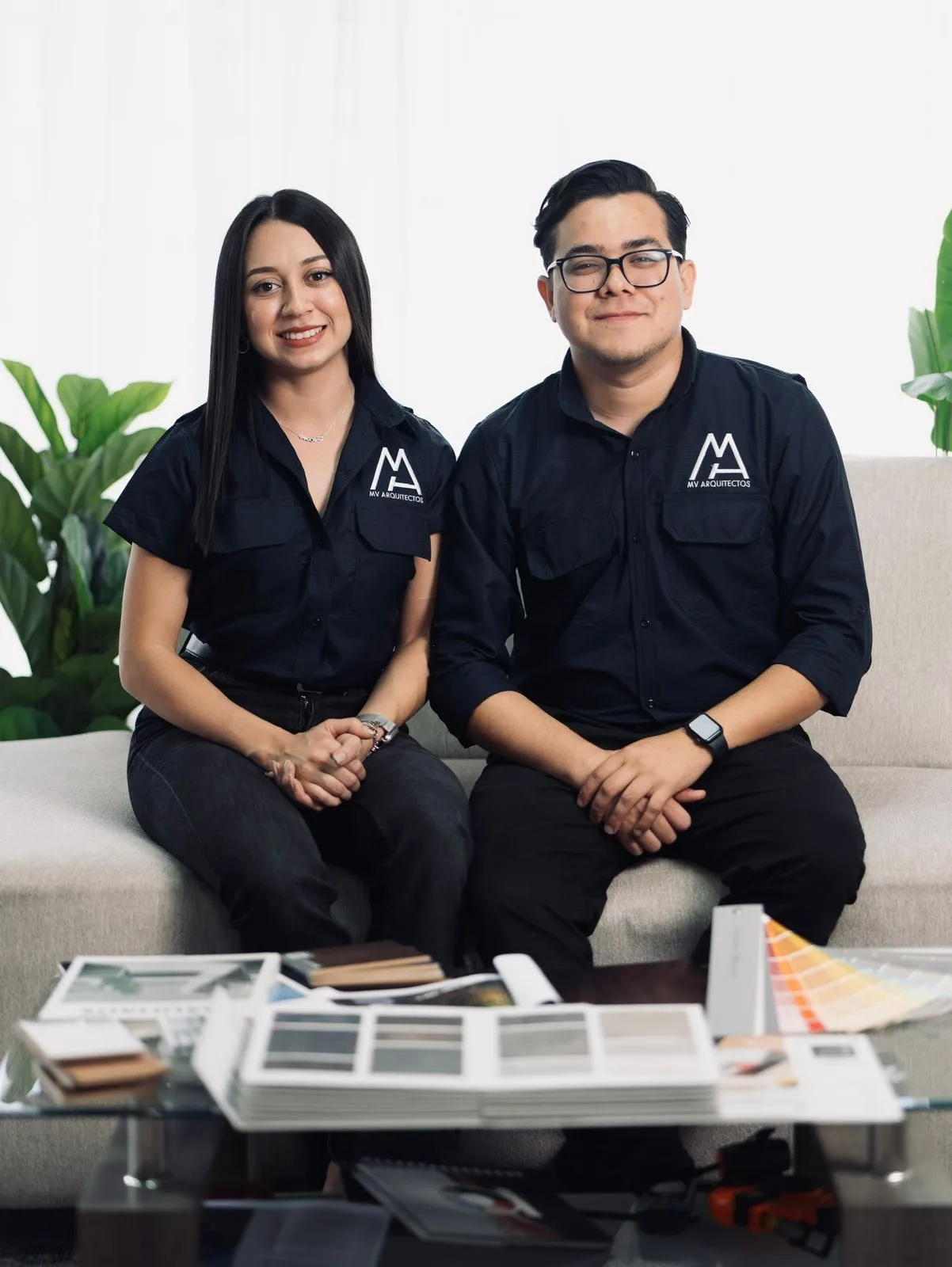 El equipo de MV Arquitectos en su mesa de trabajo con muestras de materiales
